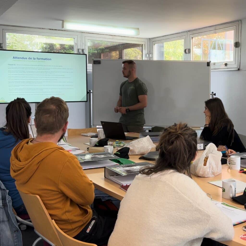 Devenez éducateur canin et obtenez votre diplôme. Formation professionnelle intensive dans les Yvelines (78) Formation intense et au niveau élevée avec de vrais clients et maitres de chiens educhien formation par Alexis Bonnarang éducateur canin comportementaliste