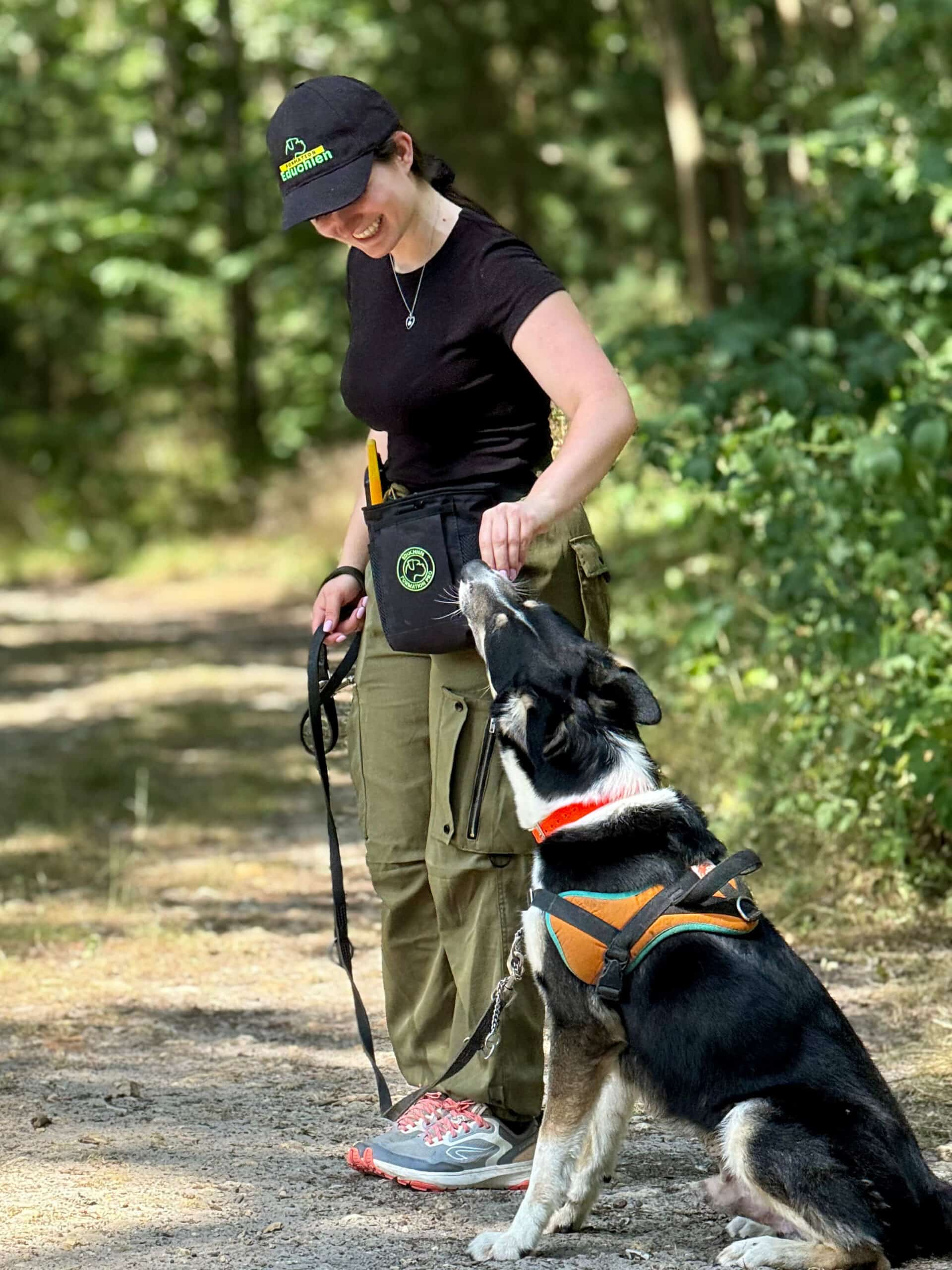 Pratique en refuge, élève de formation professionnelle au métier d'éducateur canin comportementaliste. Une formation D'EDUCHIEN. Pratique avec les chiens de refuge.