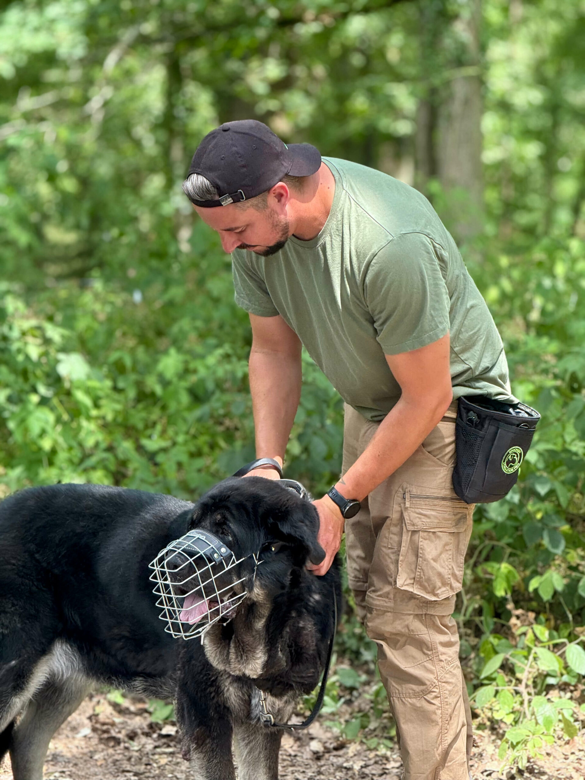 Pratique en refuge, élève de formation professionnelle au métier d'éducateur canin comportementaliste. Une formation D'EDUCHIEN. Pratique avec les chiens de refuge.