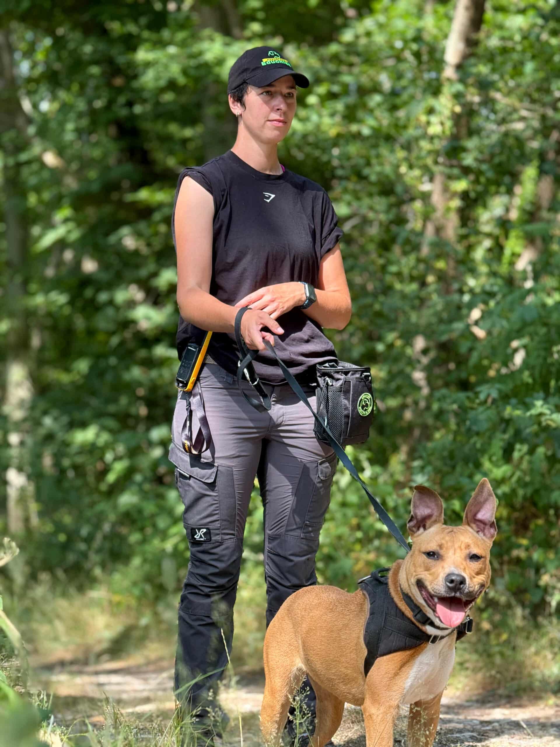 Pratique en refuge, élève de formation professionnelle au métier d'éducateur canin comportementaliste. Une formation D'EDUCHIEN. Pratique avec les chiens de refuge.