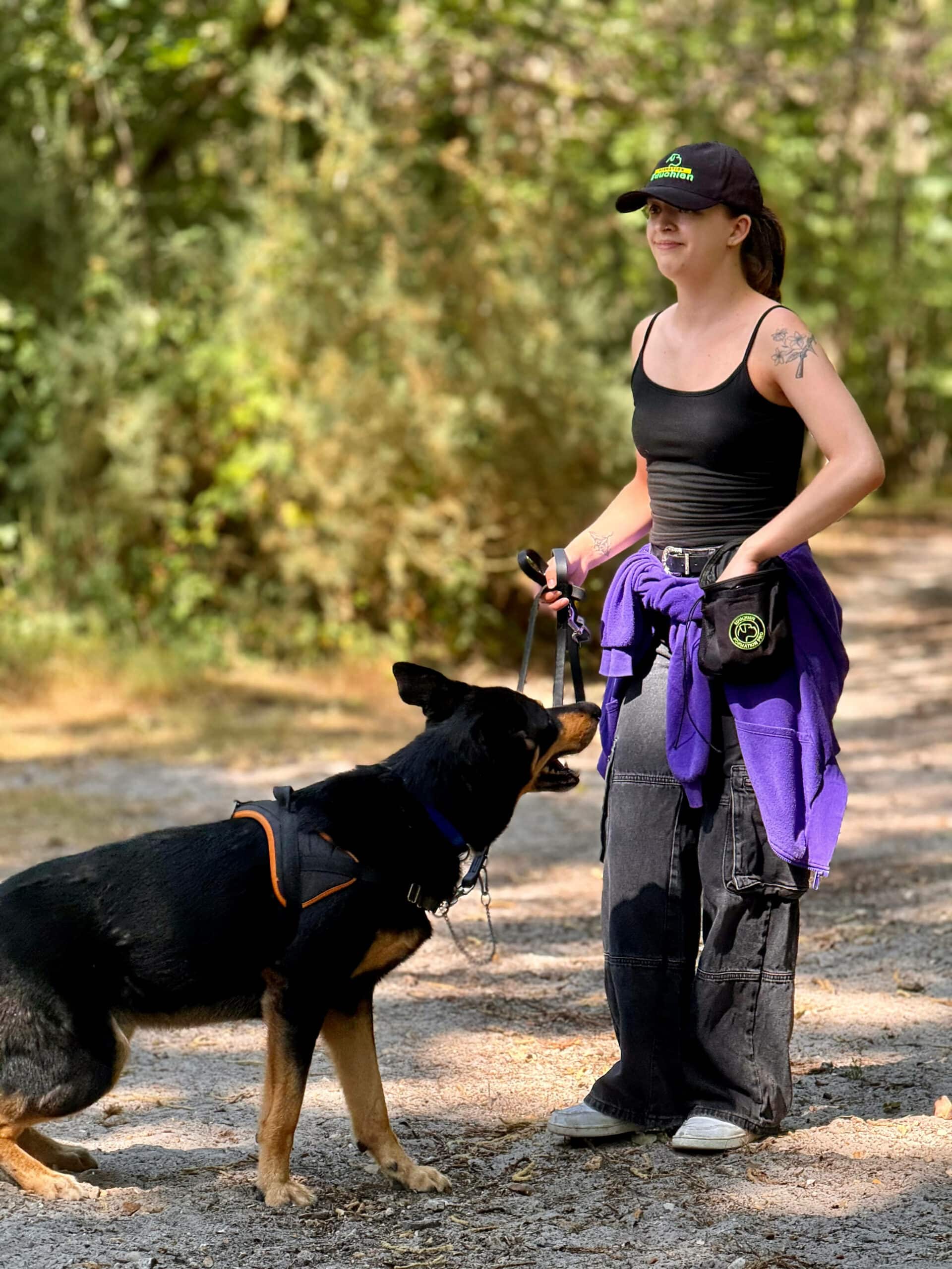 Pratique en refuge, élève de formation professionnelle au métier d'éducateur canin comportementaliste. Une formation D'EDUCHIEN. Pratique avec les chiens de refuge.